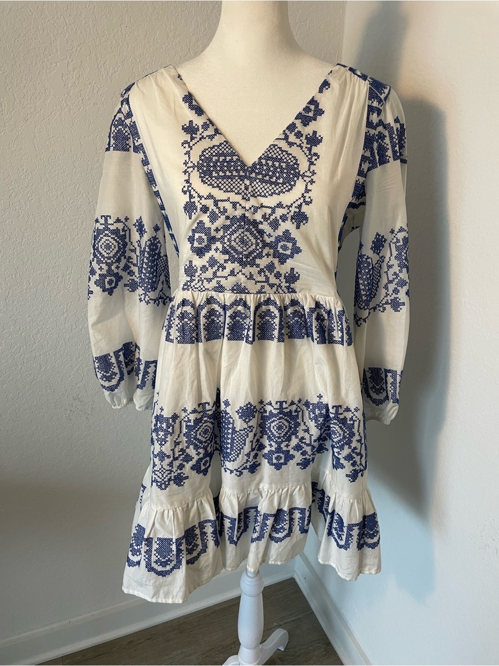 Milly "Lene" Embroidered Mini Dress in White/Blue (size 2)